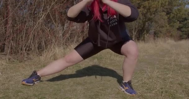 Жінка робить рознос ногами, тіло тренується у вільний час. — стокове відео