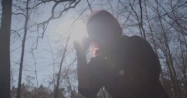 Gölge boksu yapan aktif bir kadın. El sıkışır, taklit dövüşü yapar..