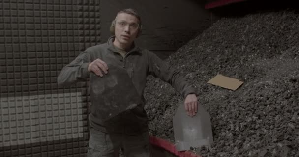 Męski instruktor pokazuje metalowe płytki kamizelki kuloodpornej — Wideo stockowe
