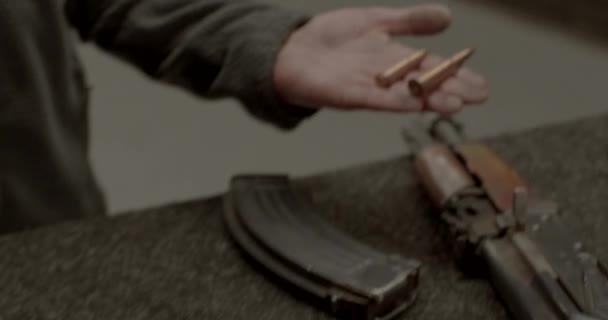 Specialist lays out 7.62 live ammunition hand before firing. It folds evenly. — Stock Video