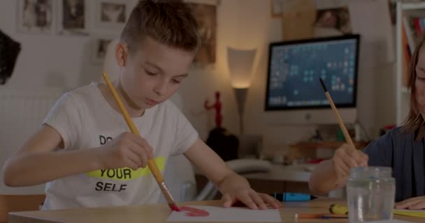 Kreative Kinder machen Bilder Aquarelle aussehen Zeichnungen, kreativ umgesetzt — Stockvideo