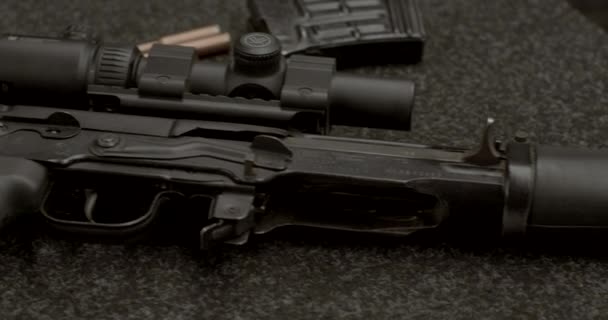 Fusil noir. Allongé sur la table, vue optique — Video