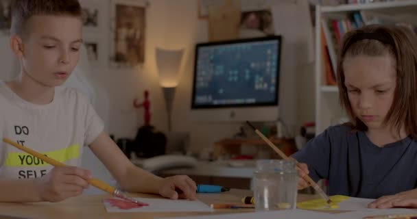 İki genç masa resimleri fırça kullanıyor. Boş zamanı gerçekleştirmek için harcamak — Stok video