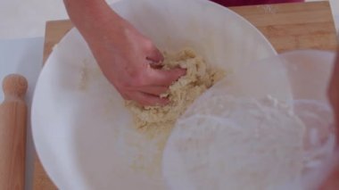 Pişirmede beyaz buğday unu. Glüten, tahıl tanelerindeki proteinleri ifade eder..