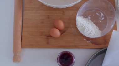 Pişirmede tavuk yumurtası kullanılır. Çiğ yumurta salmonella bakterisini kirletme riski.