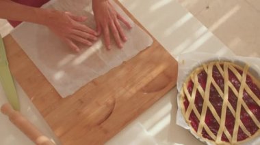 Ev sahibesinin elleri pişirmeden önce hamur işi yapıyordu. Yemek pişirirken merdane kullanmak.