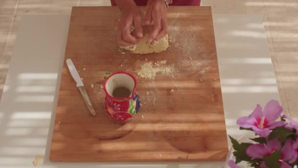 Bílá pšeničná mouka na vaření. Lepek odkazuje na bílkoviny v obilných zrnech. — Stock video