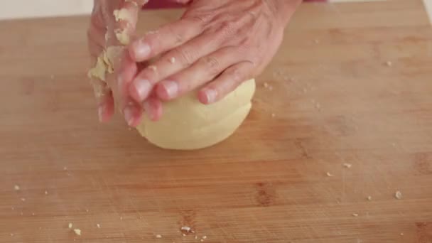 Az erős szakács keze a szakács gyúrja a tészta fa fórumon. — Stock videók