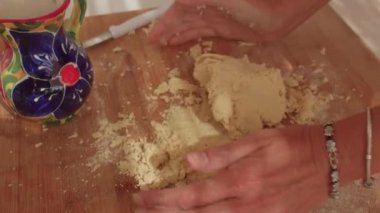 El yapımı yemek. Kuru hamur tahtasını kır. Hazırlık doğal gıda.