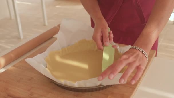 Couper la pâte sur une plaque de cuisson avant de la cuire. Faire un bord droit. — Video