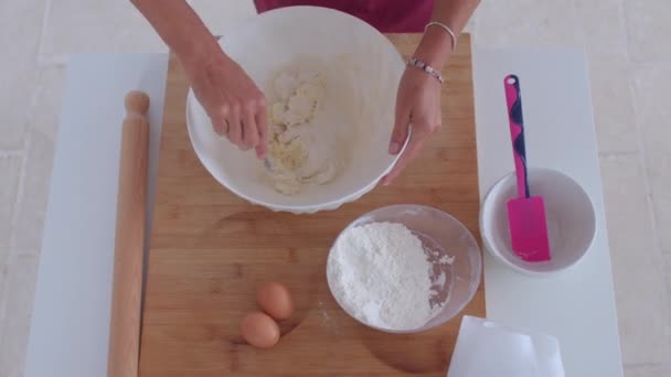 Dodawanie mąki do zmieszania z jajkiem. Produkowanie ciasta na jedzenie w kuchni — Wideo stockowe