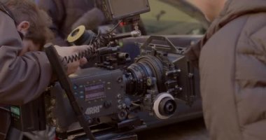 Ekip profesyonel kamerayı sette tutuyor. Tripoda cihaz kurmuşlar..