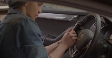 Adam aleti direksiyona takar Kutuyu yapışkan bantla sabitler