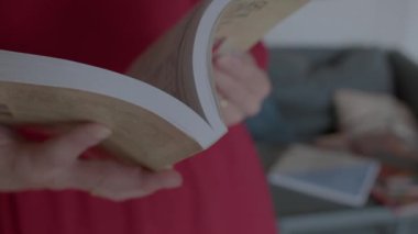 Kitabın yakın çekimi öğretmenlerin elinde. Güzel-lettres kurgu için harika bir seçim.. 