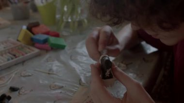 Acemi ayakkabısı ergen ellerince plastikten yapılır. Kil ögeleri modelleniyor