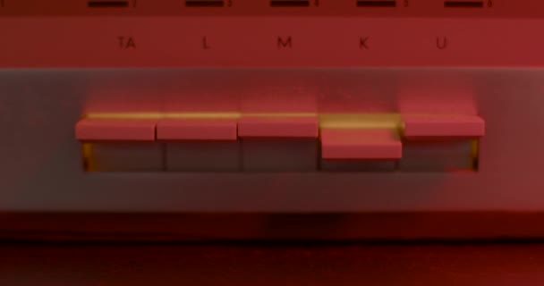 Pulsanti di commutazione delle dita di close-up di un trasmettitore radio analogico a luce rossa. — Video Stock