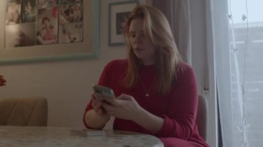 Telefonlu bir kadın. İnternet bağımlılığından muzdarip biri. Sosyal izolasyon