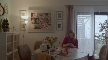 Evde telefonu olan bir kadın var. İnternet bağımlılığından muzdarip kişiler