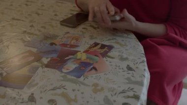 Danışmanlıkta dışavurumcu sanatların kullanımı. Terapistin elindeki mecazi kartlar..