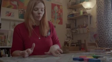 Mankenlik sürecindeki portre kadını. Zihinsel rahatlama için gönüllü yardım