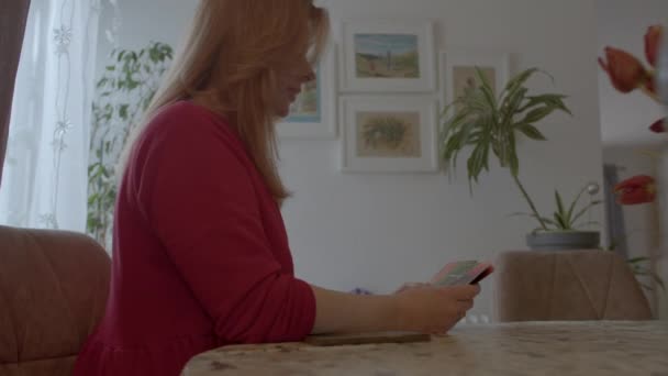 Use of expressive arts in counseling. Woman with metaphorical cards in her hands — ストック動画