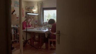 Ukraynalı bir mülteciye sanatla zihinsel rahatlama konusunda gönüllü yardım.