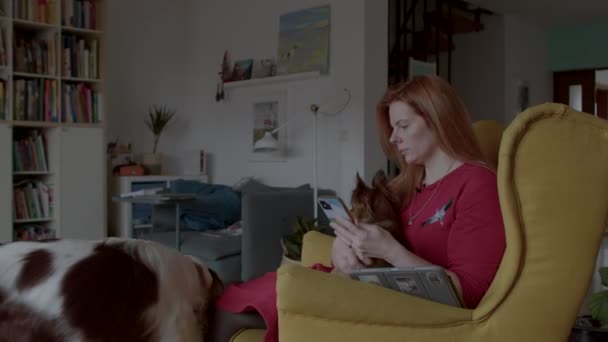 La donna con i cani contatta un paziente per telefono prima di una sessione di terapia animale. — Video Stock