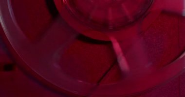 Eski makaradan makaraya kaydedici yakın çekim manyetik kaset kaydı çalar. Karanlıkta döndürme tablosu.