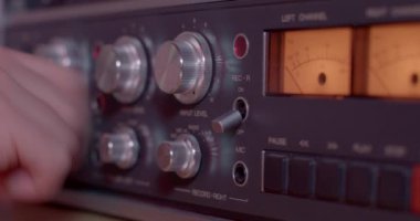 Elin kapatılması profesyonel analog elektronik stüdyo ekipmanlarını kapatır. 
