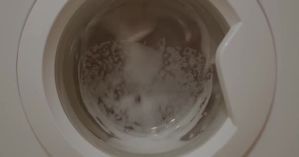 Wasmachine werkt met water en schuim, fietsstop. — Stockvideo