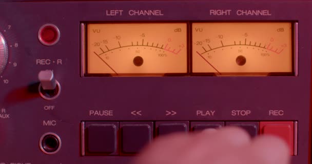 Close-up van de hand schakelt elektronische klassieke analoge volume indicator aan en uit. — Stockvideo