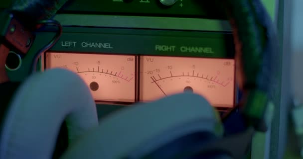 Appareil électronique à gros plan indicateur de volume analogique classique de travail. Musique son. — Video