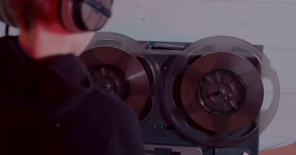 Child starts retro reel to reel tape recorder with spinning reels. Trends 70s — Stock Video