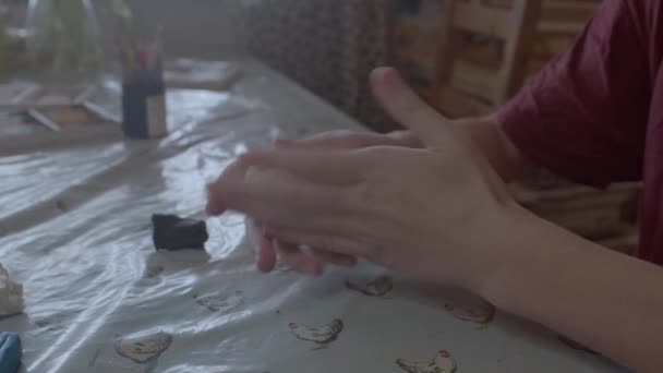 Hnětení rukou a oteplování modelování hlíny, osoba duševní zdraví. — Stock video