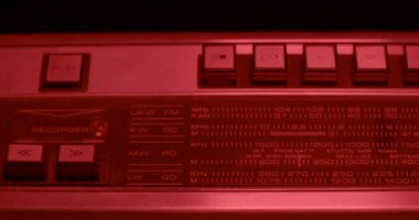 Kaydırma hareketi radyo ayarlama okulu. İyi ses çıkaran radyo dalgalarını ara.