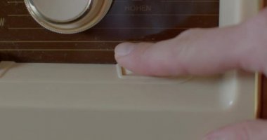 Parmak akort tekerleği eski cihazını döndürür. Hassas bir ses tonu var..