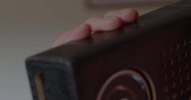 Adam radyo alıcısı ve radyo dalgası kullanıyor. Cihaz kulak dinleme sinyali koydu.. 