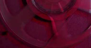 Eski ses dinleme teknolojisini kullanarak. Klasik film kullanımı