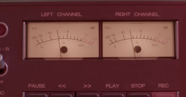 Close-up de indicador de volume analógico eletrônico. Agulhas que se deslocam do som da música — Vídeo de Stock