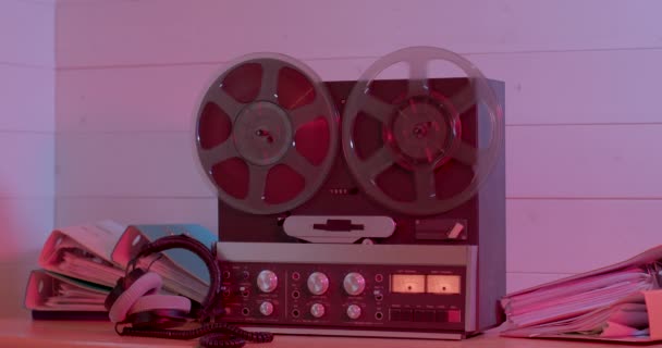 Ancien magnétophone bobine-à-bobine avec des bobines de rotation sur la table. Lecteur de musique. — Video