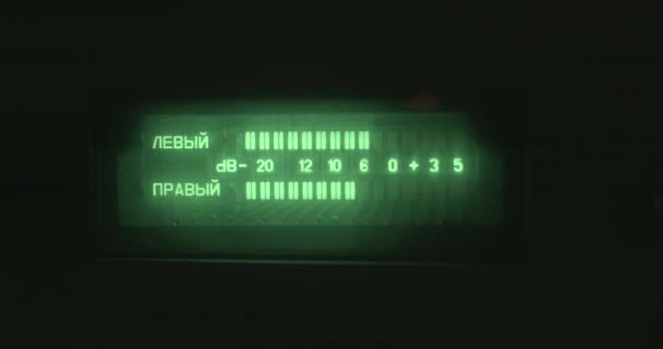 Detailní záběr elektronického klasického analogového indikátoru hlasitosti pracuje, vlevo a vpravo — Stock video