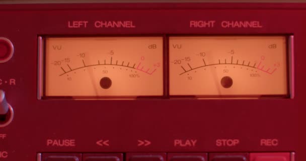 Proceso de trabajo de los dispositivos de control de sonido en una grabadora Luz roja — Vídeo de stock