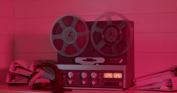 Met behulp van een oude tape recorder rollen afspelen van muziek. Het opslaan van audiobestanden spoeltape — Stockvideo