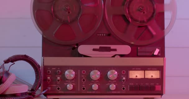 Usando carretes de película graba sonidos en la mesa de auriculares de micrófono de carrete a carrete viejo — Vídeo de stock