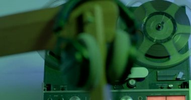 Kayıt cihazının yeşil ışıkta kaset oynatıcısı.