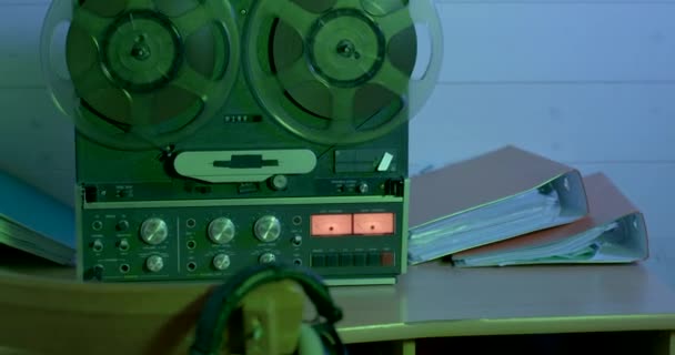 Apparecchiature a pellicola rotante su un vecchio registratore. Tabella delle cartelle — Video Stock