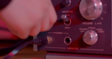 Elektrikli aletleri kapatan el kapatma düğmesi yükselticiyi aç / kapat