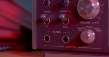 El kulaklığı ses yükselticiye takar. Dinleme melodisi hazırlanıyor