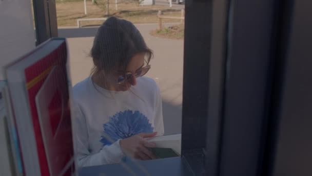 Adolescente feuillet à travers le livre. Moyens de reconstitution du vocabulaire. — Video