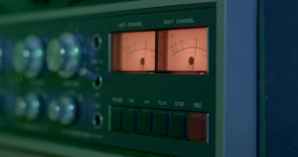 Le frecce dell'amplificatore musicale dello schermo del livello sonoro arancione mostrano il livello sonoro. — Video Stock